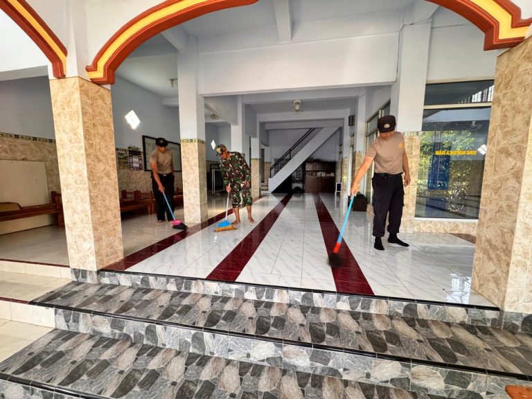 BHAKTI RELIGI: SINERGI POLSEK DAN KORAMIL SAWOO SAMBUT RAMADHAN DENGAN AKSI BERSIH MASJID