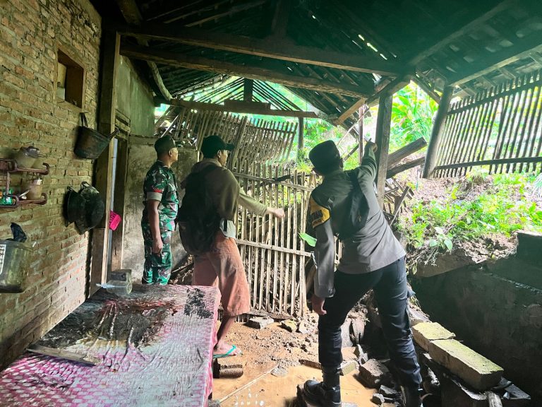 Anggota Polsek Sooko Gerak Cepat Tangani Longsor di Desa Jurug