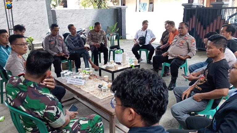 Jalin Kedekatan dengan Warga, Polsek Slahung Gelar Jum’at Curhat di Desa Crabak