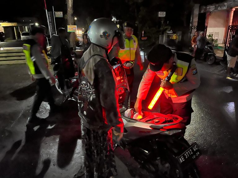 Cipta Kondisi Kamtibmas, Polsek Jambon Gelar Apel dan Razia Malam Hari