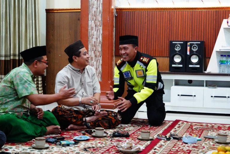 Perkuat Sinergitas, Kapolsek Ponorogo Dampingi Kapolres Silaturahmi ke Ponpes Nurul Qur’an