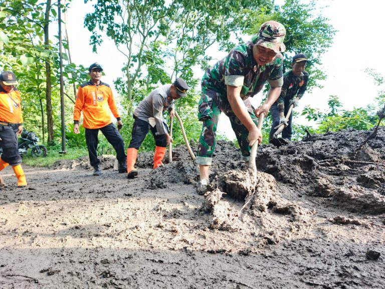 Polsek Sambit Kerja Bakti Bersama TNI dan Masyarakat Dalam Membersihkan Material Longsoran Tanah di Desa Gajah