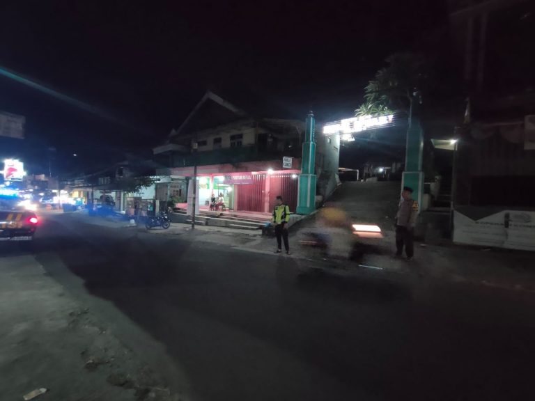 POLSEK PULUNG LAKSANAKAN PENGAMANAN IBADAH TARAWIH DI MASJID HASAN BESARI