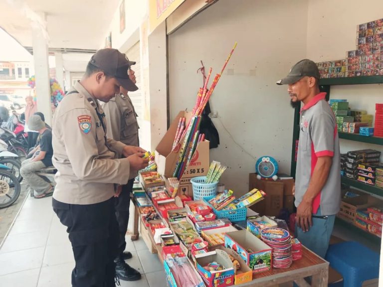 Patroli Jalan Kaki di Pasar, Polsek Sawoo Cegah Kejahatan dan Pantau Harga