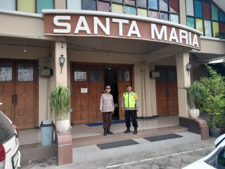 Polsek Ponorogo Amankan Kebaktian di Gereja Santa Maria, Pastikan Ibadah Berjalan Lancar