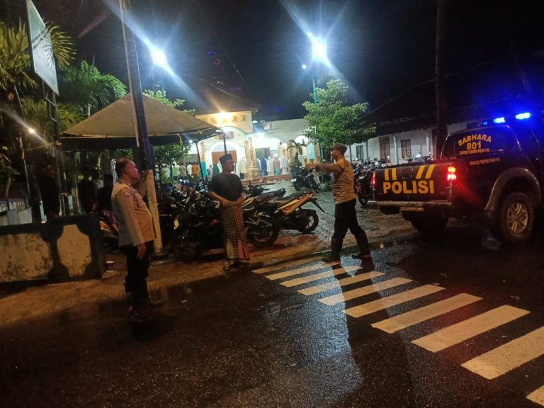 Polsek Mlarak Amankan Sholat Isya dan Tarawih di Masjid Al Ikhtiar Gontor, Pastikan Ibadah Nyaman