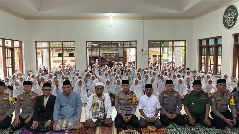 Kebersamaan di Bulan Ramadhan, Kapolres Ponorogo Berbuka Puasa Bersama di Ponpes Al-Iman Putri Babadan.