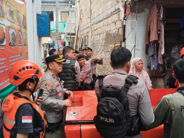 Polisi Evakuasi Lansia Korban Terdampak Banjir di Cengkareng