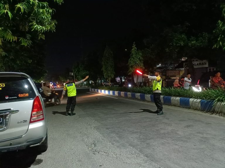 Jaga Kekhusyukan Ibadah, Polsek Ponorogo Laksanakan Pengamanan Sholat Isya dan Tarawih di Masjid Ibadurrahman