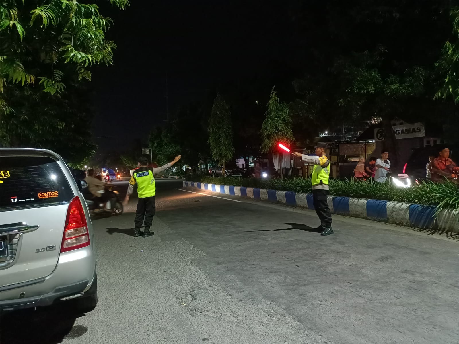 Jaga Kekhusyukan Ibadah, Polsek Ponorogo Laksanakan Pengamanan Sholat Isya dan Tarawih di Masjid Ibadurrahman