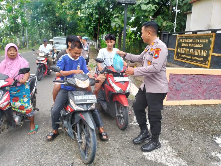 Peduli Sesama di Bulan Ramadhan, Kapolsek Slahung dan Anggota Bagikan Takjil untuk Pengendara