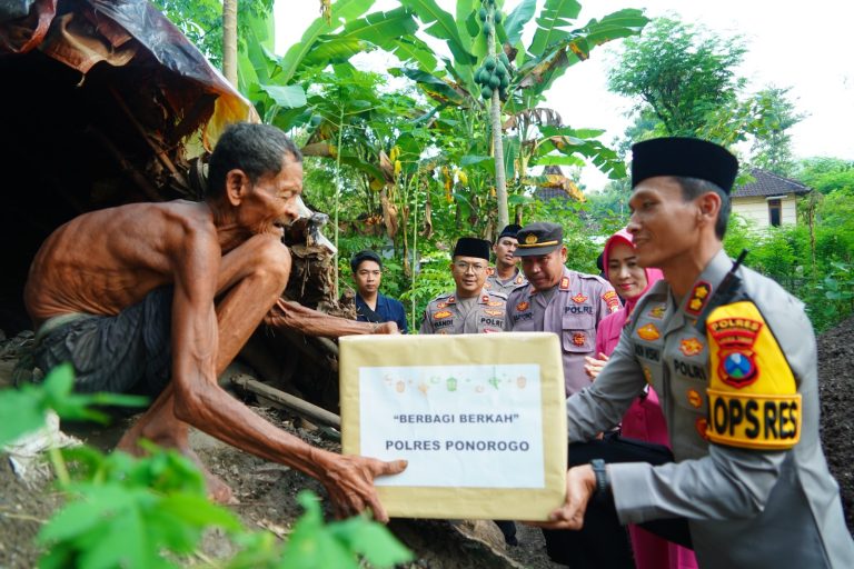 Kebersamaan dan Kepedulian : Bhakti Sosial Kapolres Ponorogo di Wilayah Badegan