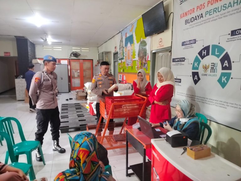 Jaga Stabilitas Harga dan Keamanan, Polsek Ponorogo Awasi Operasi Pasar Murah