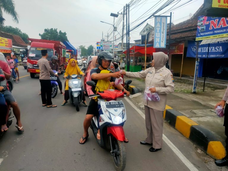 Ramadhan Penuh Berkah, Polsek Jetis Tebar Kebaikan dengan Bagikan Takjil
