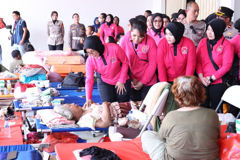Yayasan Kemala Bhayangkari & Polres Metro Bekasi Kota Ulurkan Bantuan untuk Korban Banjir di Bekasi