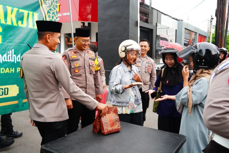 Polres Ponorogo Berbagi Berkah Ramadhan Dengan Bagi Takjil