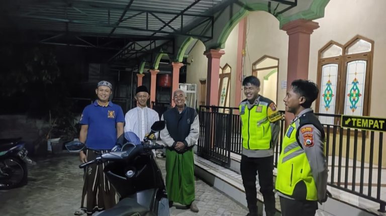 Polsek Ngebel Jaga Kekhusyukan Ibadah, Gelar Pengamanan Sholat Tarawih di Masjid Ar Rachman