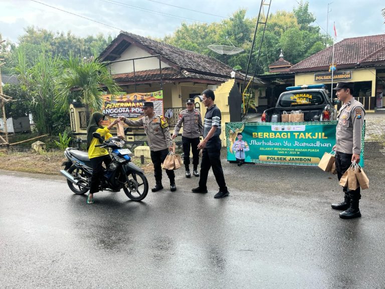 Indahnya Berbagi, Polsek Jambon Bagikan Takjil Gratis untuk Masyarakat