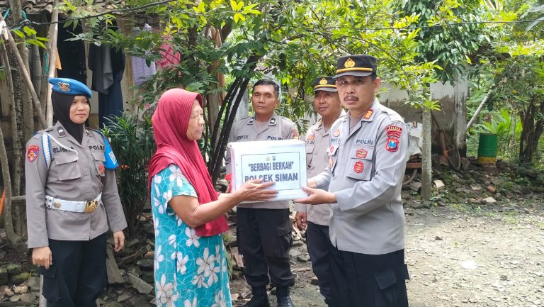 Polsek Siman Gelar Bhakti Sosial Ramadan Berkah, Salurkan Sembako untuk Kaum Dhuafa