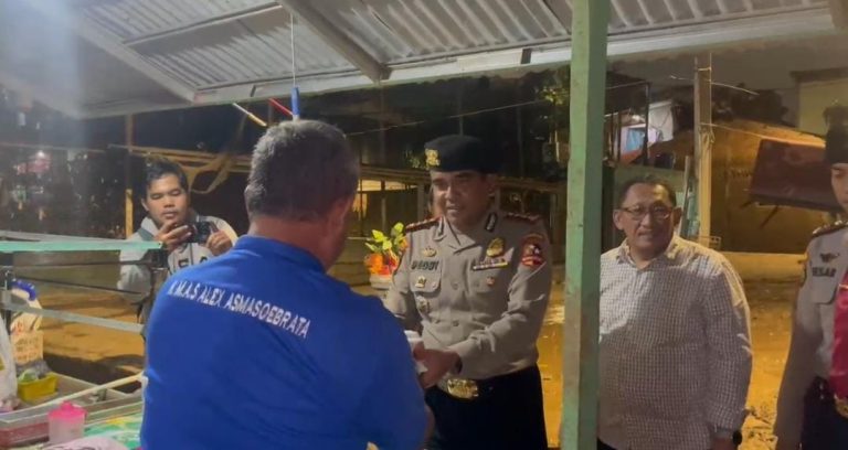 Dirikan Dapur Lapangan, Polri Bagikan 500 Porsi Makanan untuk Korban Bajir Rawajati