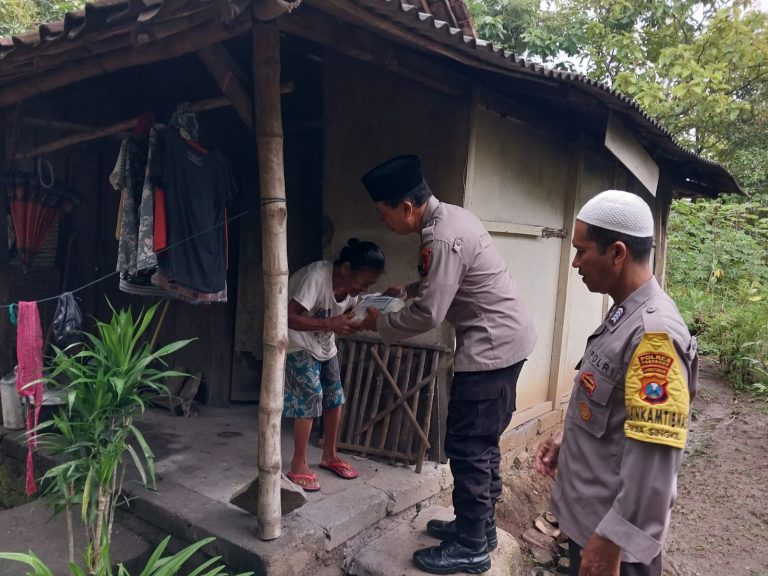 Polsek Balong Peduli: Salurkan Bantuan Sembako untuk Warga Desa Ngendut