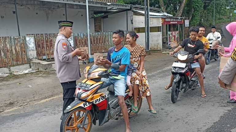 Polsek Pulung Tebar Kebaikan, Bagikan 200 Takjil untuk Pengguna Jalan