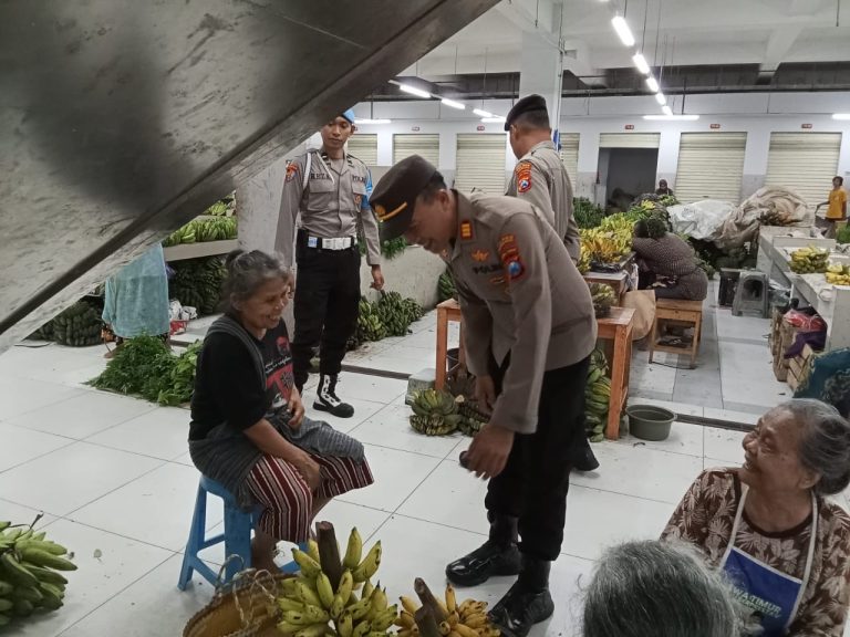 Polsek Ponorogo Pantau Harga Sembako di Pasar Legi, Pastikan Stabilitas di Bulan Ramadhan