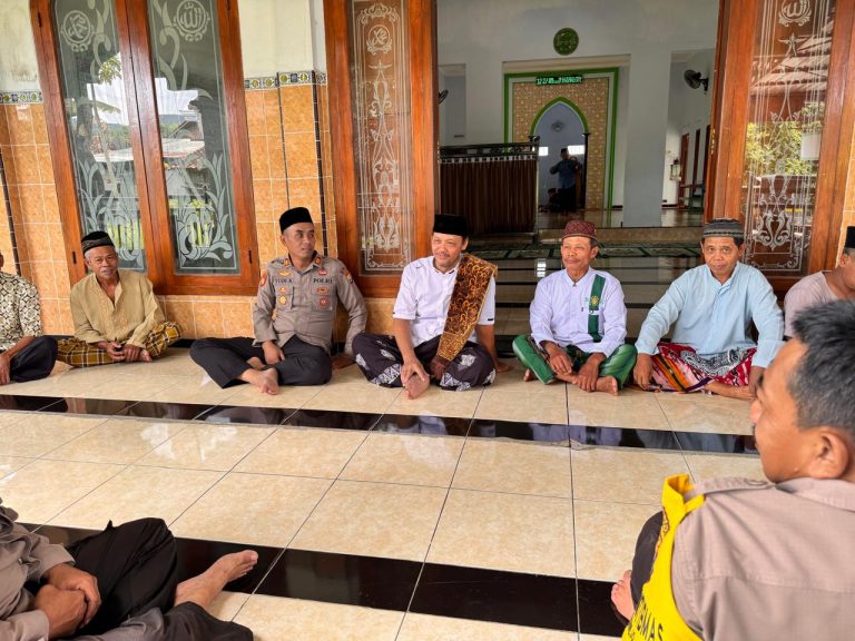 Kapolsek Sawoo Gelar Safari Sholat Jumat dan Jumat Curhat, Jalin Kedekatan dengan Masyarakat