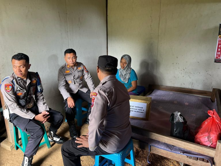 Kapolsek Slahung Berbagi Kebahagiaan di Jumat Berkah Ramadhan
