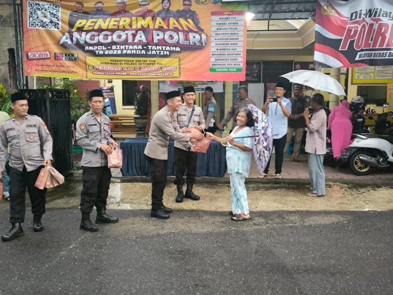 Berbagi Berkah Ramadan, Polsek Sampung Bagikan Takjil kepada Pengguna Jalan