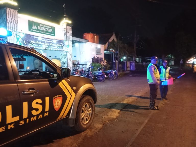 POLSEK SIMAN AMANKAN JALANNYA SHOLAT TARAWIH DI MASJID BESAR MUSTAWA