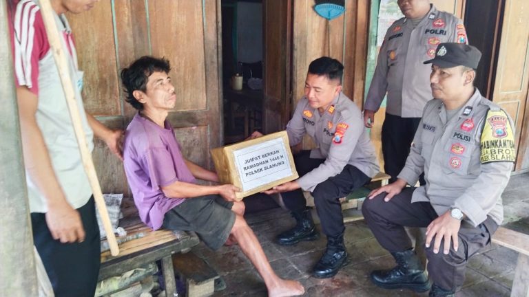 Polsek Slahung Melaksanakan Bansos Dalam Rangka Jumat Berkah Ramadhan 1446 H