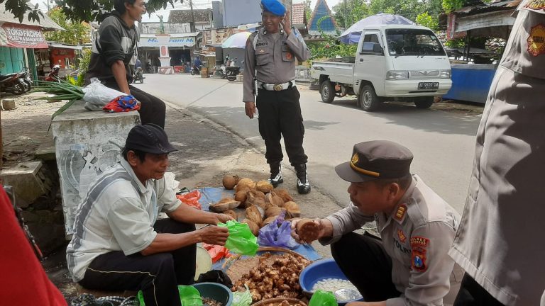 Kapolsek Badegan Pantau Harga Sembako Saat Ramadhan dan Jelang Idul Fitri 1446 H
