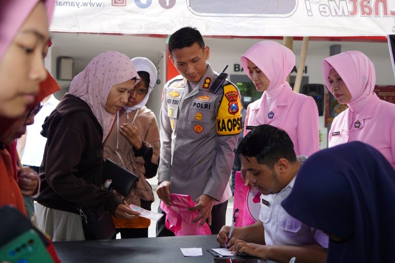 BAZAR MURAH RAMADAN: POLRES PONOROGO BERBAGI BERKAH UNTUK MASYARAKAT