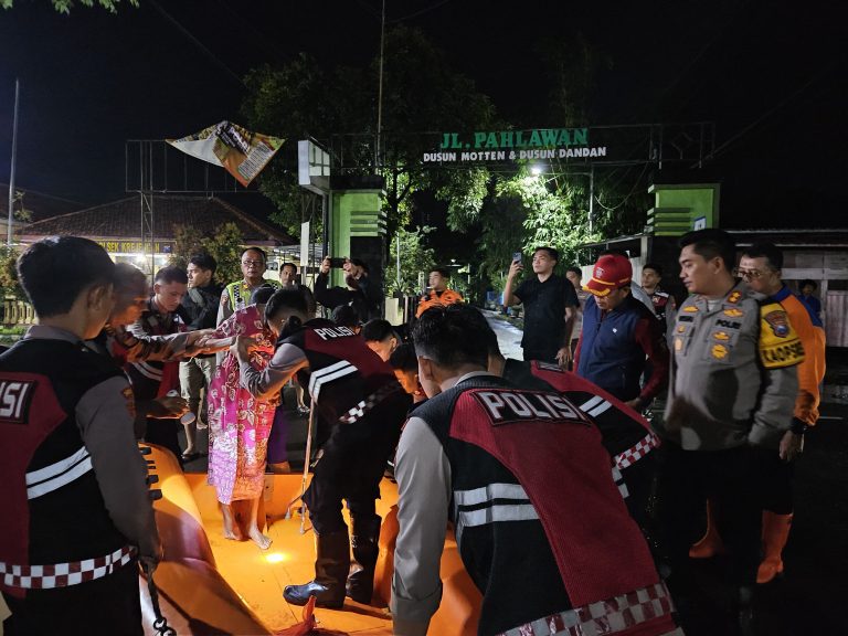 Polres Probolinggo Bersama BPBD Evakuasi Warga dan Berbagi Makan Sahur Saat Banjir di Krejengan