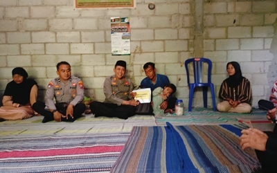 Kapolsek Sooko Berikan Bantuan Sosial kepada Keluarga Korban Kesetrum Listrik