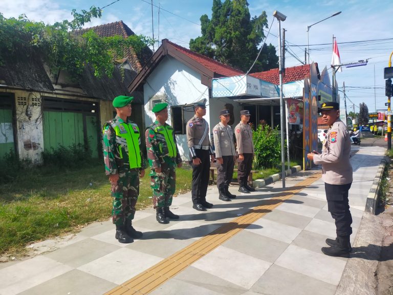 Masyarakat Rayakan Idul Fitri, TNI – Polri di Ponorogo Lakukan
