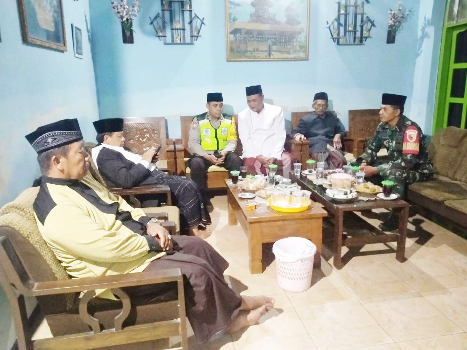 Kompak, Lebaran Idul Fitri Anggota TNI – Polri di Ponorogo Halal Bihalal ke Rumah Warga