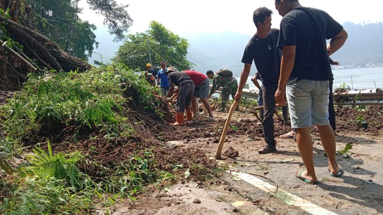 Jalan Wisata Ngebel Tertutup Tanah Longsor, TNI – Polri dan Unsur Terkait  di Ponorogo Kerja Bakti