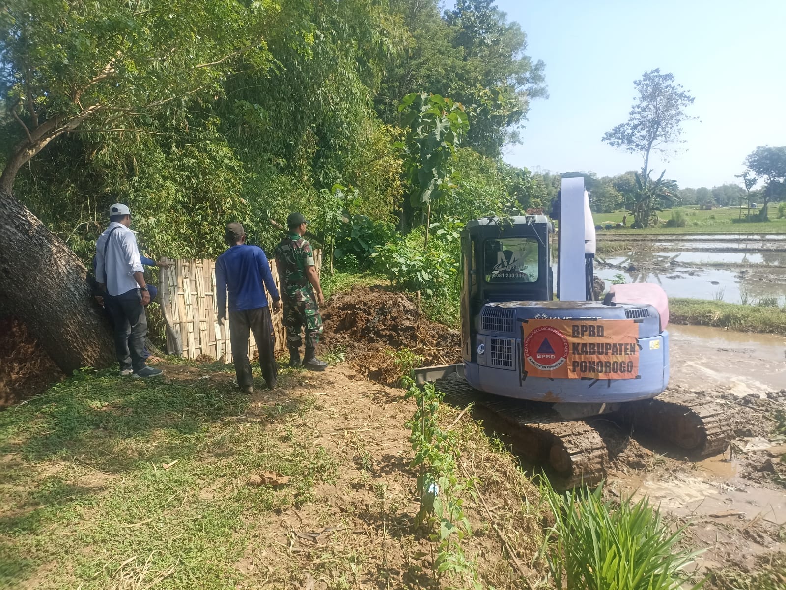 Sungai Tertutup Lima Rumpun Bambu, Anggota TNI Kodim Ponorogo Bantu Normalisasi