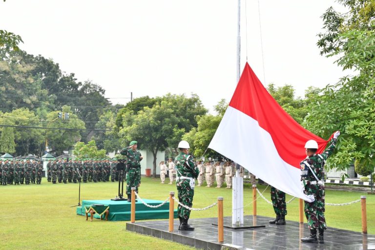 Dandim Ponorogo Baca Amanat Panglima TNI Pada Upacara Bendera 17 April 2025