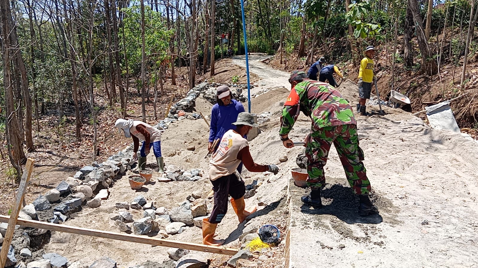 Bantu Warga, Anggota TNI Kodim Ponorogo ikut Kerja Bakti Buat Plesengan