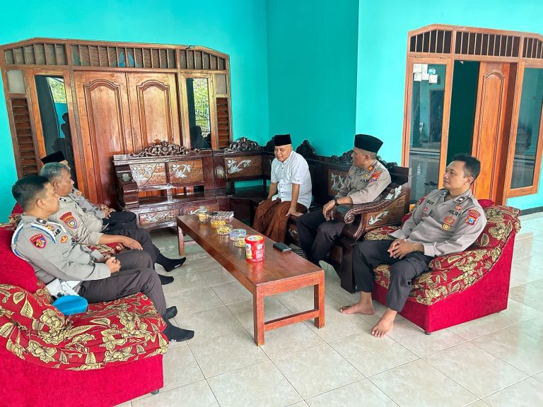 Harmoni Di Bulan Syawal: Polsek Jambon Pererat Ukhuwah Dengan Ponpes Raden Wijaya