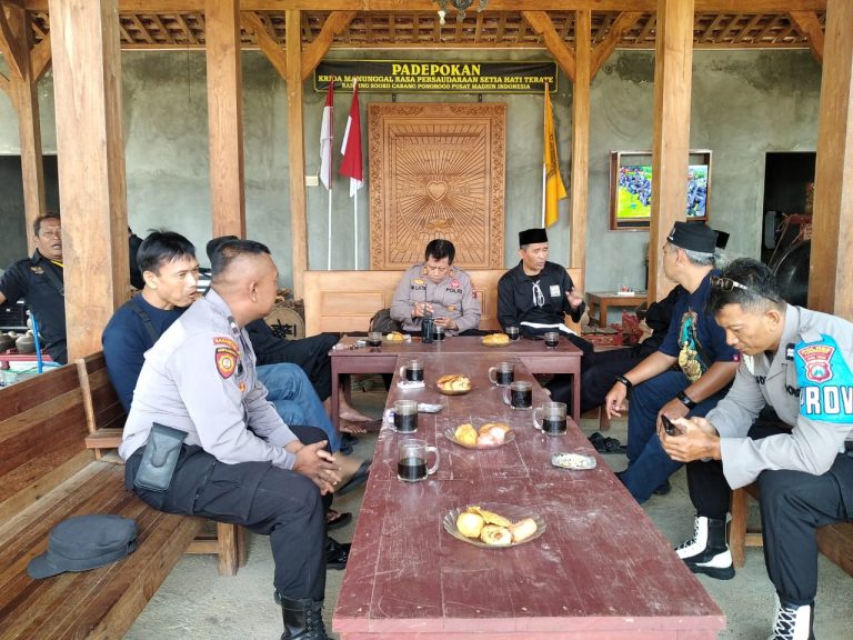 Polsek Sooko Gelar KRYD Antisipasi Gangguan Kamtibmas di Sejumlah Desa