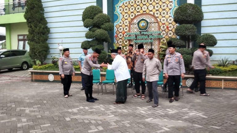 Kapolres Ponorogo Bersilaturahmi ke Ponpes Darul Huda Mayak, Pererat Sinergi Polri dan Ulama