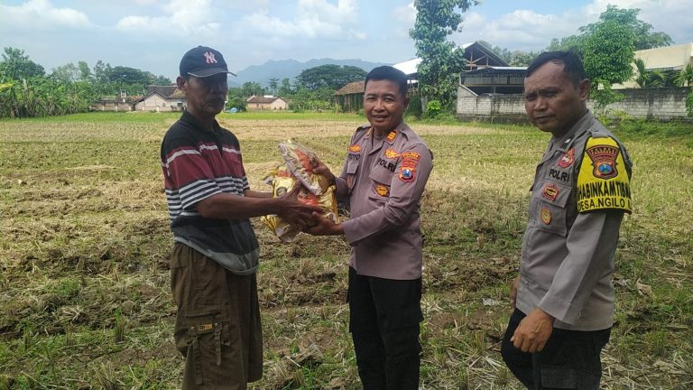Polres Ponorogo Dukung Program Ketahanan Pangan Kapolsek Slahung Serahkan Benih Jagung “Bhayangkara Presisi” kepada Warga Desa Jebeng