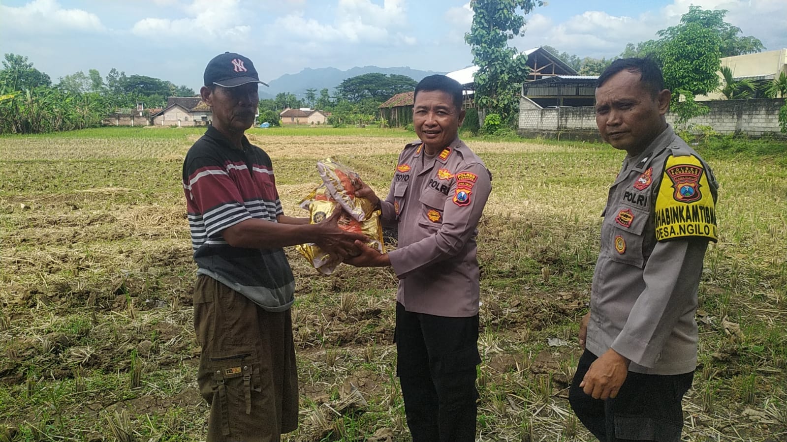 Polres Ponorogo Dukung Program Ketahanan Pangan Kapolsek Slahung Serahkan Benih Jagung “Bhayangkara Presisi” kepada Warga Desa Jebeng