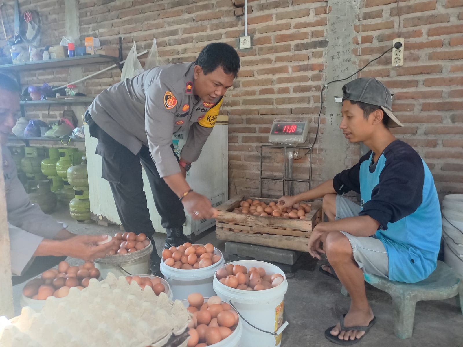 Polres Ponorogo Dukung Ketahanan Pangan, Kapolsek Somoroto Ikut Langsung Memantau Ternak Ayam Penghasil Telur
