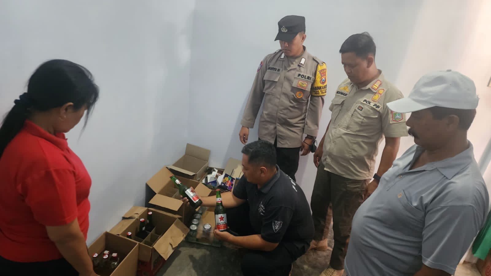 Polisi Tertibkan Penjualan Miras Ilegal di MalangPolisi Tertibkan Penjualan Miras Ilegal di Malang