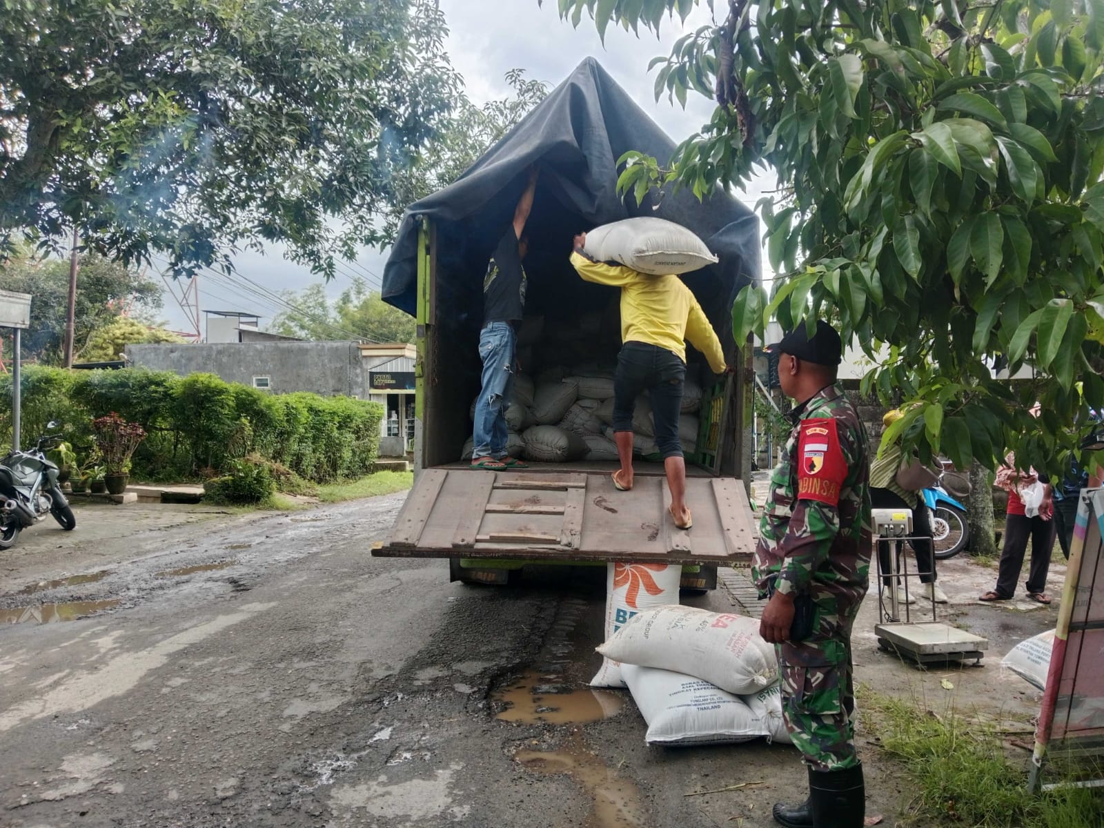 Pastikan Sergab Petani Lancar dan Tepat sasaran, Anggota TNI Kodim Ponorogo Terus lakukan Pendampingan